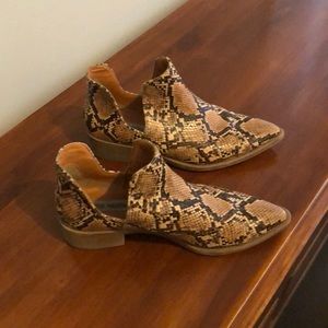 STEVE MADDEN JOELLA cognac snake bootie. Size 8